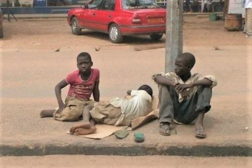 Moment de partage et de soutien avec les enfants de la rue