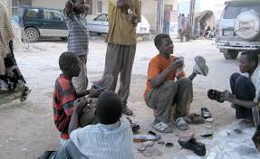 Distribution d'aide aux enfants en situation de rue